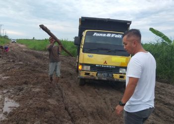 Jalan Poros Transmigrasi Unit 4-5 Rusak Parah