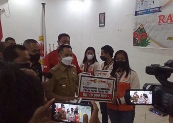 Walikota Palangka Raya Serahkan Bonus Penghargaan Pada Atlet Dan Pelatih Berprestasi