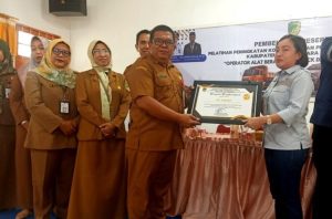 PT Trust Terima Penghargaan dari Disnakertranskop UKM Barut atas Dukungan bagi UMKM