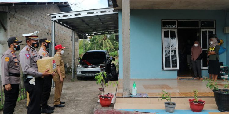 Dinsos Seruyan Berikan Bantuan Untuk Pasien Isoman