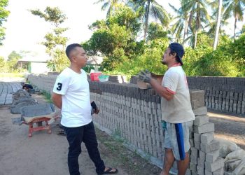 ketua DPRD Seruyan saat berbincang bersama pengrajib bata merah di Kuala Pembuang.