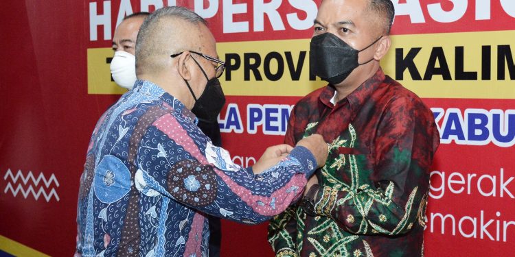 Ketua DPRD Seruyan Dianugerahi Pin Emas Pada Peringatan HPN Tingkat Provinsi Kalteng 2021