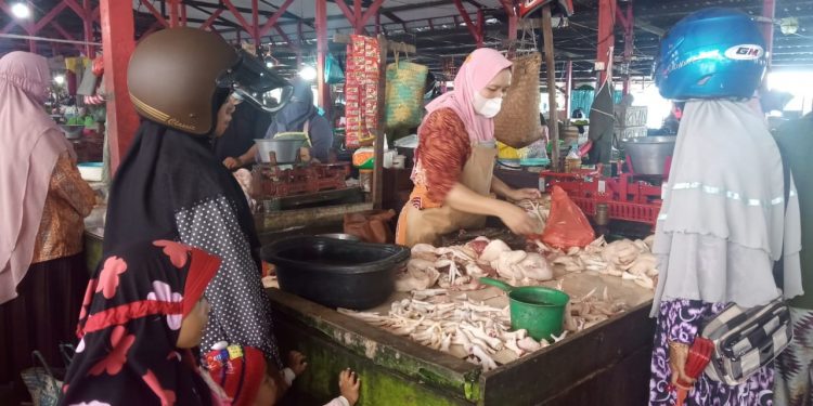Stok Terbatas, Harga Ayam Potong di Pasar SAIK Kuala Pembuang Mulai Naik