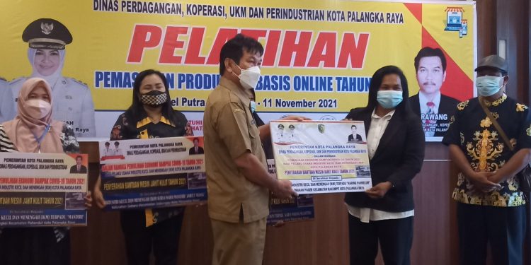 Pelaku IKM di Kota Palangka Raya Terima Bantuan Untuk Berkreativitas