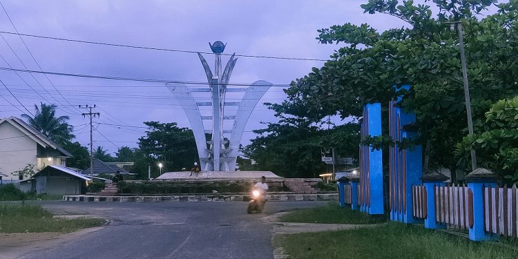 Bundaran KB Kuala Pembuang Tidak Terawat