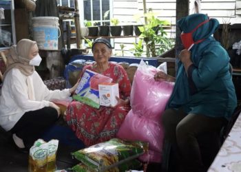 Avina Fairid N Serahkan Bantuan Sosial Pada Lansia Di Mendawai