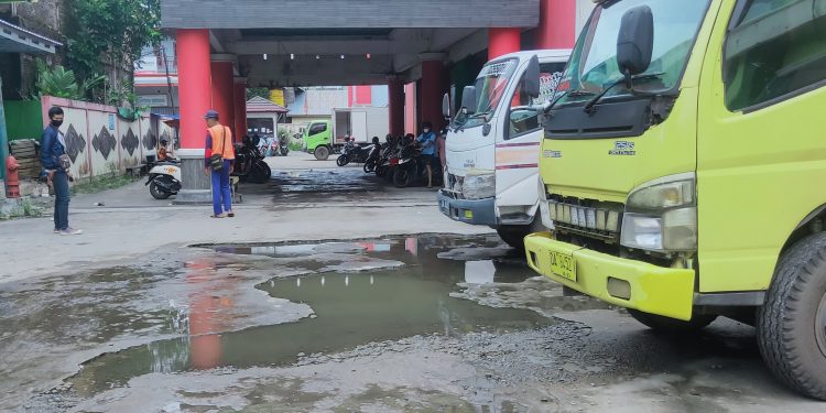 Jalan Pasar SAIK Kuala Pembuang Perlu Perbaikan