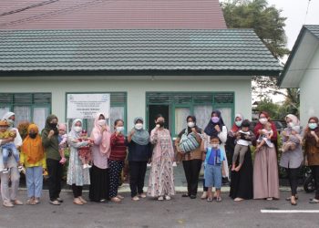 Ketua Persit KCK Cab.XLIII Yonif R 631 Gelar Pemeriksaan Kesehatan Balita