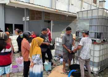 Warga Menteng Antusias Antre Minyak Goreng Murah PT. CBU