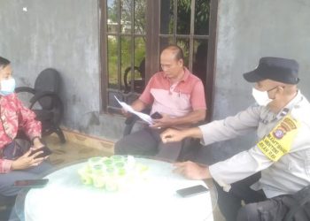 Polsek Pahandut Dampingi Pasangan Beda Agama Mediasi ke Rumah Mantir Adat