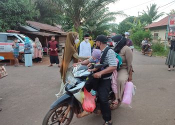 Wabup Seruyan Bagikan Takjil di Desa Sembuluh