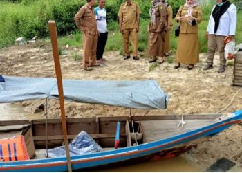 Diskan Beri Bantuan 3 Buah Perahu Motor Pada Nelayan Lokal