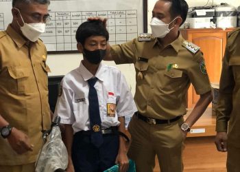 Sempat Viral, Dede Siswa Kurang Mampu Dapat Santunan Wali Kota Palangka Raya