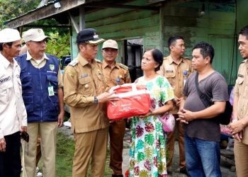 Pj Bupati Serahkan Bantuan Untuk Korban Kebakaran Kepada Warga Desa Ipu Dan Kelurahan Jingah