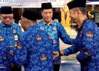 Pemkab Barut Melaksanakan Apel Gabungan di Halaman Kantor Bupati