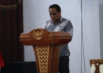 Mengganggu Pengendara, Rumput Liar di Pinggiran Jalan Raya Harus Dibersihkan