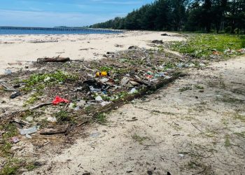 Pasca Libur Lebaran, Sampah di Pantai Sungai Bakau Berserakan