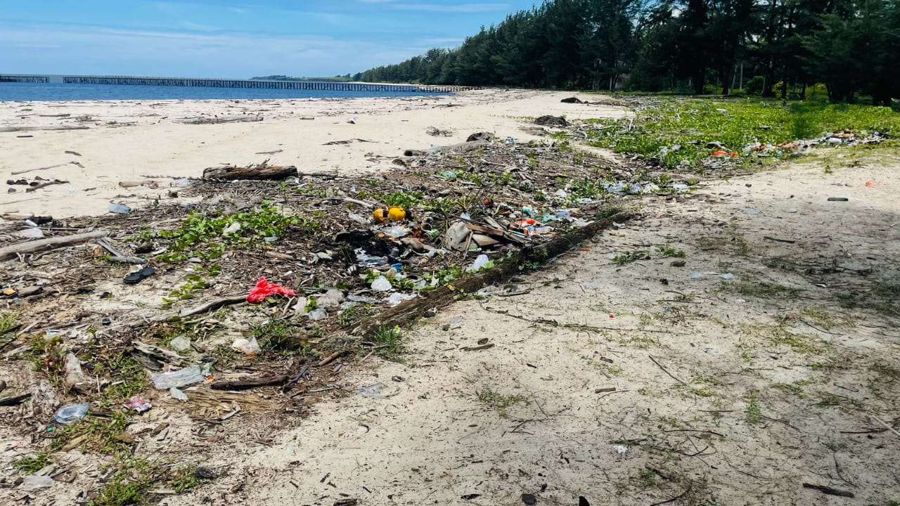 Pasca Libur Lebaran, Sampah di Pantai Sungai Bakau Berserakan