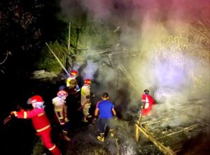 Disdamkarmat Barut Laksanakan Kegiatan Pemadaman Kebakaran di Jalan Simpang Dusun Bayas