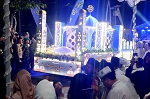Pawai Takbir Mobil Hias dan Peserta Jalan Kaki Meriahkan Malam Lebaran Idul fitri 1446 H