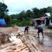 TRC Pusdalops PB BPBD Bersama Warga Lakukan Pembersihan Jalan Licin Akibat Tanah Tergerus Hujan