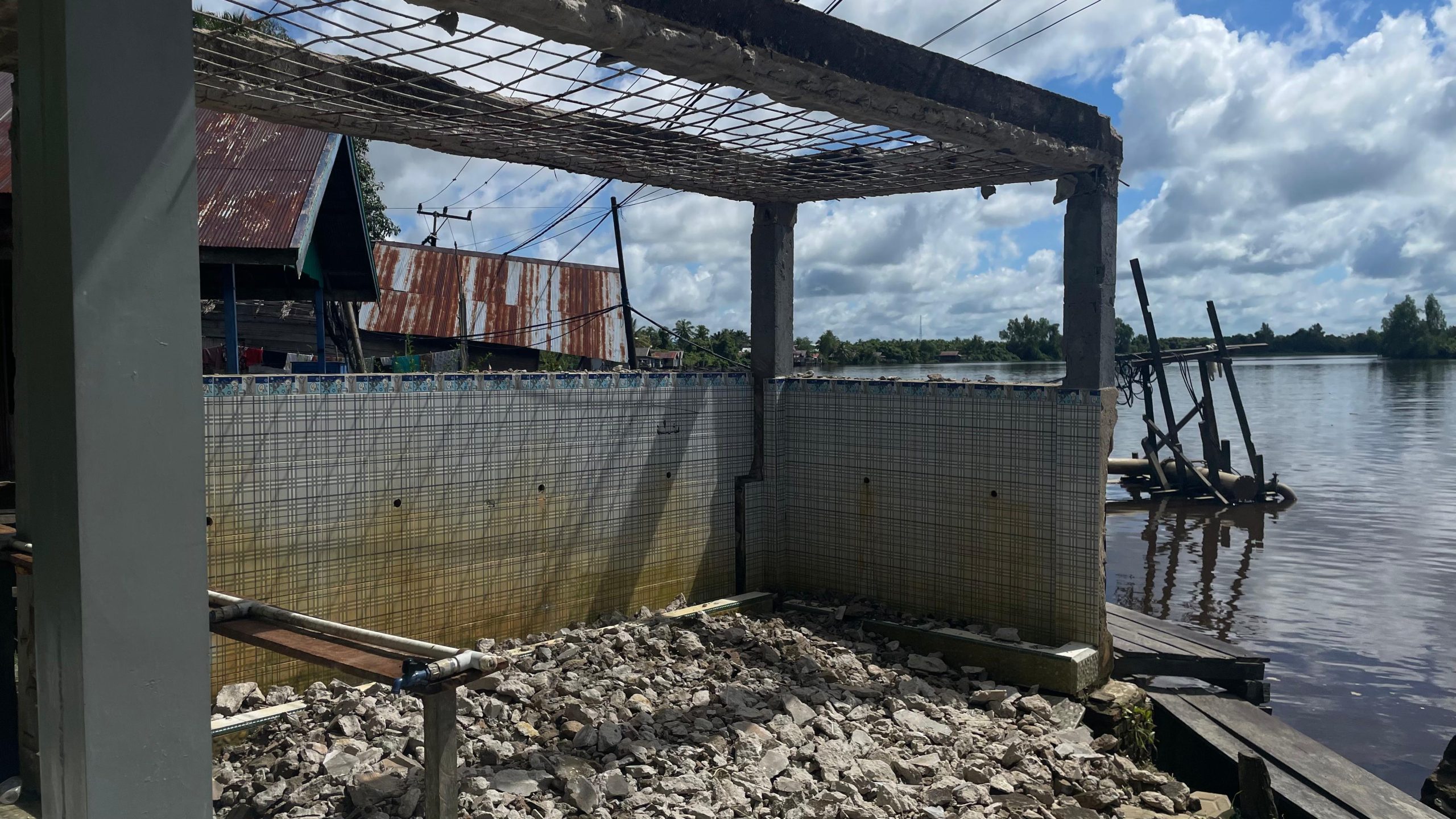 Masjid Nurul Janah Mulai Diperbaiki, Tempat Wudhu Dibongkar Akibat Abrasi