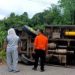 Personil Piket TRC dan BPBD Barut Evakuasi Truk Terbalik