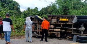 Personil Piket TRC dan BPBD Barut Evakuasi Truk Terbalik