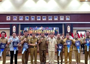 Gubernur Kalteng Serahkan Bantuan Alat Pengelolaan Sampah kepada Bupati Barito Utara