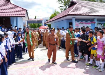 Pemkab Barut Salurkan Bantuan Laptop